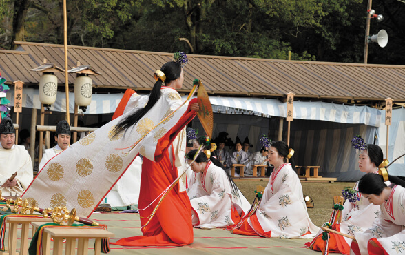 Miko biểu diễn vũ điệu Kagura.